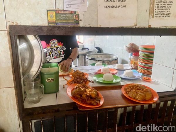 Gurihnya Juara! Ayam Kampung Goreng dan Bakar Legendaris ala 'Borobudur'
