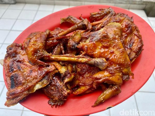Gurihnya Juara! Ayam Kampung Goreng dan Bakar Legendaris ala 'Borobudur'
