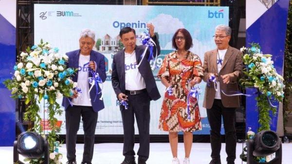 Direktur Utama BTN Nixon LP Napitupulu (kedua dari kiri) didampingi Senior Vice President (SVP) Non-Subsidized Mortgage and Personal Lending Division Mochamad Yut Penta (kiri), Direktur Asset Management Elisabeth Novie Riswanti (ketiga dari kiri), dan Kepala Kantor Wilayah I Benjamin Sihombing melakukan prosesi Peresmian Sales Center KPR BTN sekaligus Pembukaan BTN Property Expo di Atrium 23 Paskal Shopping Center, Kota Bandung, Jawa Barat, Selasa (21/5/2024).