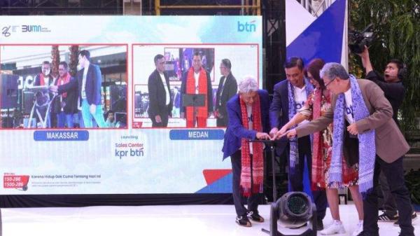 Direktur Utama BTN Nixon LP Napitupulu (kedua dari kiri) didampingi Senior Vice President (SVP) Non-Subsidized Mortgage and Personal Lending Division Mochamad Yut Penta (kiri), Direktur Asset Management Elisabeth Novie Riswanti (ketiga dari kiri), dan Kepala Kantor Wilayah I Benjamin Sihombing melakukan prosesi Peresmian Sales Center KPR BTN sekaligus Pembukaan BTN Property Expo di Atrium 23 Paskal Shopping Center, Kota Bandung, Jawa Barat, Selasa (21/5/2024).