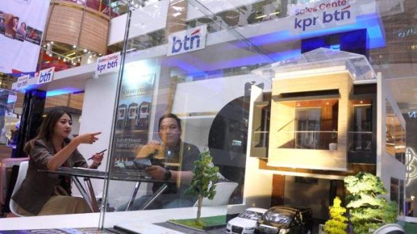 Pengunjung berbincang dengan marketing terkait kredit pemilikan rumah (KPR) di salah satu stan developer atau pengembang properti pada Peresmian Sales Center KPR BTN sekaligus Pembukaan BTN Property Expo di Atrium 23 Paskal Shopping Center, Kota Bandung, Jawa Barat, Selasa (21/5/2024).
