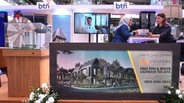 Pengunjung berbincang dengan marketing terkait kredit pemilikan rumah (KPR) di salah satu stan developer atau pengembang properti pada Peresmian Sales Center KPR BTN sekaligus Pembukaan BTN Property Expo di Atrium 23 Paskal Shopping Center, Kota Bandung, Jawa Barat, Selasa (21/5/2024).