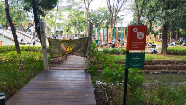 Salah satu pohon tumbang di Tebet Eco Park, Jakarta Selatan (Jaksel), menimpa warga hingga alami cidera. <div class=