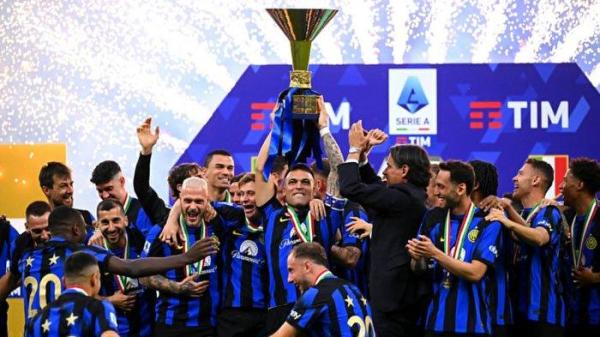 Kapten Inter Milan, Lautaro Martinez mengangkat trofi Scudetto 2023/2024. (inter.it)