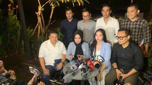 Tim kuasa hukum keluarga Vina, saat menggelar konferensi pers di kawasan Cempaka Putih, Jakarta Pusat, Minggu, 26 Mei 2024.