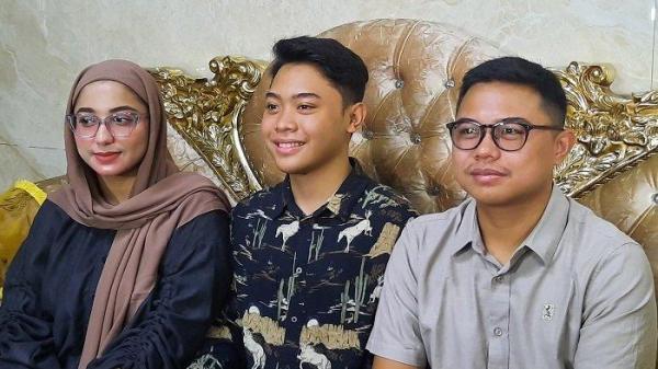 Ramadhani Purwadi Sastra (tengah-red) memberikan keterangan di rumahnya, Perumahan Aneka Elok, Cakung, Jaktim Minggu, 26 Mei2024. Ramadhani membantah dirinya terlibat dalam kasus kematian Vina Dewi dan Muhamad Rizky Rudiana alias Eky di Cirebon, Jawa Barat pada tahun 2016 silam karena saat itu dirinya baru berusia 11 tahun.