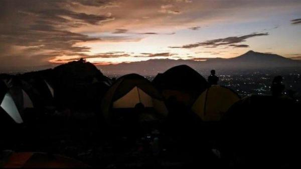 Sunset dari tempat wisata Puncak Galau di Ciampea Bogor ini kabarnya sangat menawan sehingga tak boleh dilewatkan.