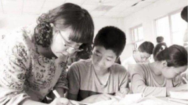 Foto lama Guru Truong sedang mengajar seorang murid