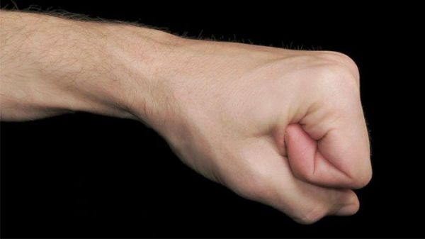 Posisi jempol saat mengepalkan tangan
