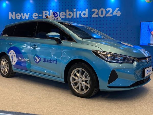 Ketemu lagi di PEVS, yuk intip detail BYD e6 taksi Bluebird.