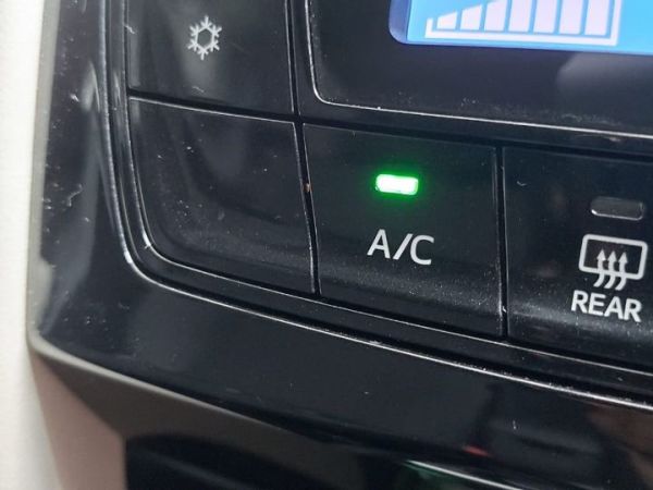 Tombol menghidupkan dan mematikan kompresor AC