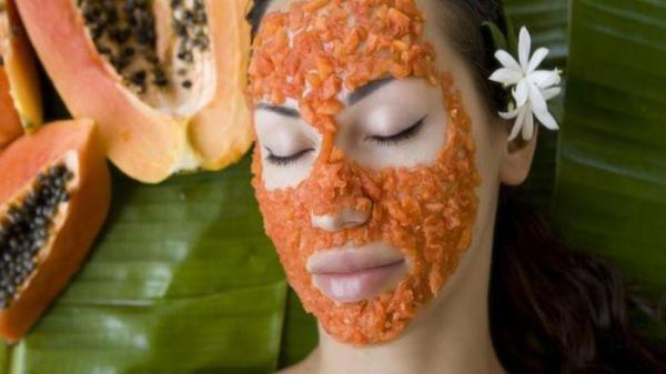 Seorang wanita tengah dimasker pepaya.