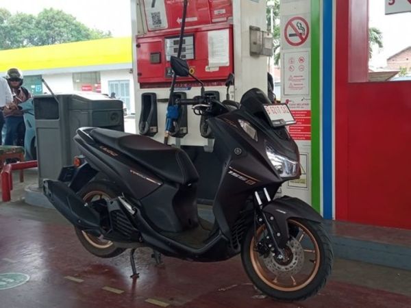 Yamaha LEXi LX 155 isi bensin Pertamax sebelum tes irit konsumsi bensin.