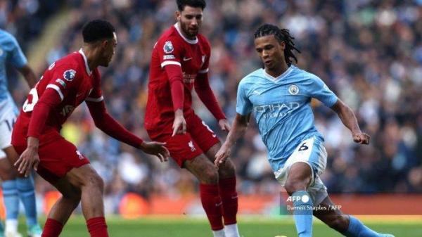 Bek Liverpool Inggris #66 Trent Alexander-Arnold (Kiri) bersaing dengan bek Manchester City asal Belanda #06 Nathan Ake selama pertandingan sepak bola Liga Premier Inggris antara Manchester City dan Liverpool di Stadion Etihad di Manchester, barat laut Inggris, pada 25 November 2023
