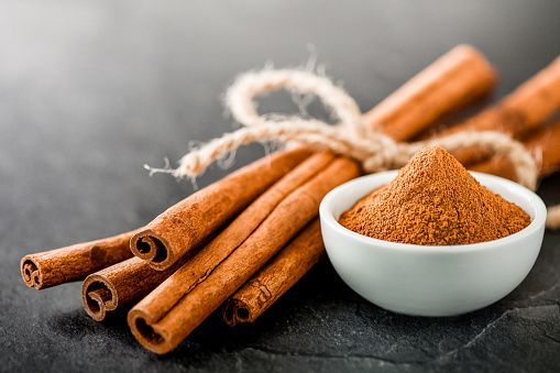 Sebuah studi menunjukkan bahwa rempah-rempah kayu manis memiliki senyawa bioaktif. Hal itu dapat meningkatkan fungsi otak, terutama memori dan pembelajaran.