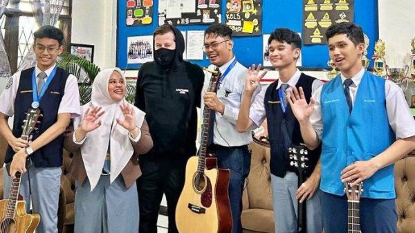 Kunjungan Alan Walker ke SMA Al-Azhar Medan bertemu Tri Adinata dan murid-muridnya, Selasa (28/5/2024)