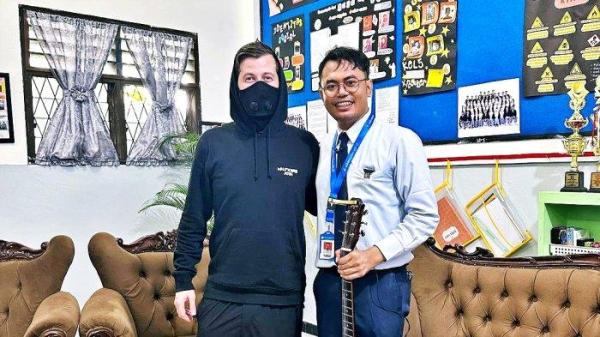 KISAH Tri Adinata Guru Musik SMA Al-Azhar Medan yang Viral Didatangi Alan Walker