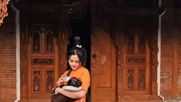 Tampak jelas pintu utama rumah Denny Caknan full gebyok Jawa dan estetik.