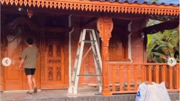 Denny Caknan membangun rumahnya dengan bangunan ala joglo.
