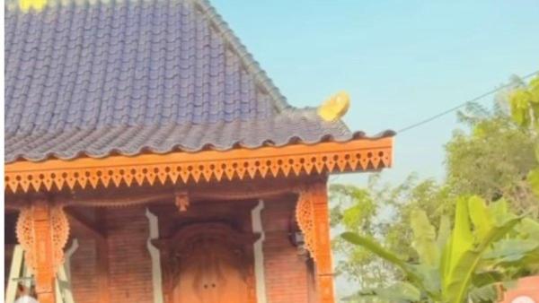 Rumah Denny Caknan ini memiliki tanah yang cukup luas.