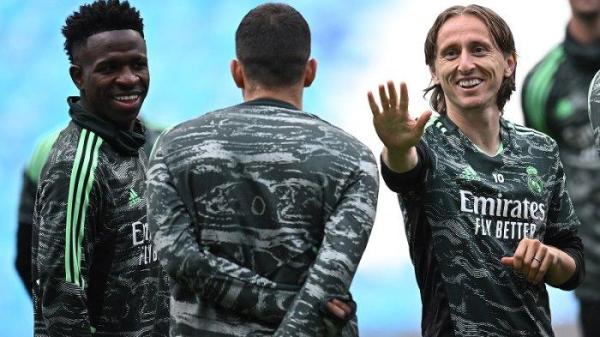 Gelandang Real Madrid asal Kroasia Luka Modric (kanan) dan penyerang Real Madrid asal Brasil Vinicius Junior (kiri) mengikuti sesi latihan tim di Stadion Etihad di Manchester 16 Mei 2023.