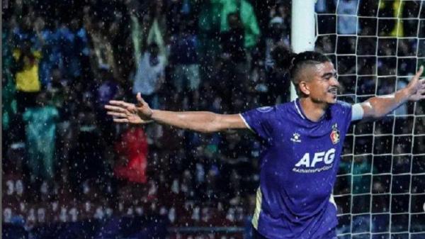 Sosok pemain yang dimaksud adalah bek asal Brasil milik Persik Kediri yang santer hengkang di awal musim ini, Anderson Nascimento.