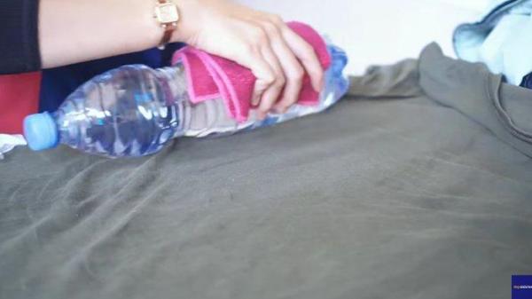 Cara merapikan baju menggunakan botol berisi air panas