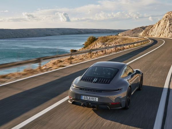 Porsche 911 Carrera GTS sudah disematkan teknologi hybrid dengan dua motor listrik.