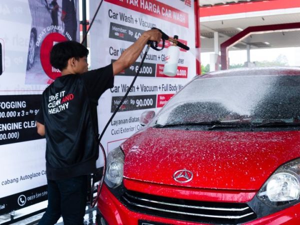 Pentingnya cuci mobil pakai sampo khusus, jaga cat mobil tetap kinclong.