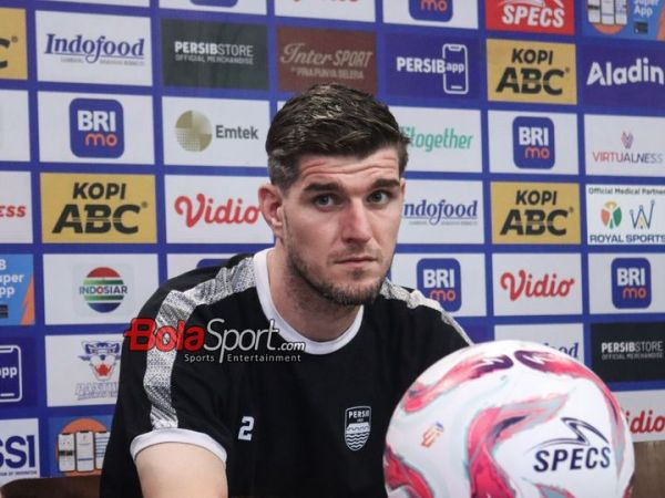Bek asing Persib Bandung, Nick Kuipers, sedang memberikan keterangan kepada awak media di Graha Persib, Bandung, Jawa Barat, Sabtu (25/5/2024).