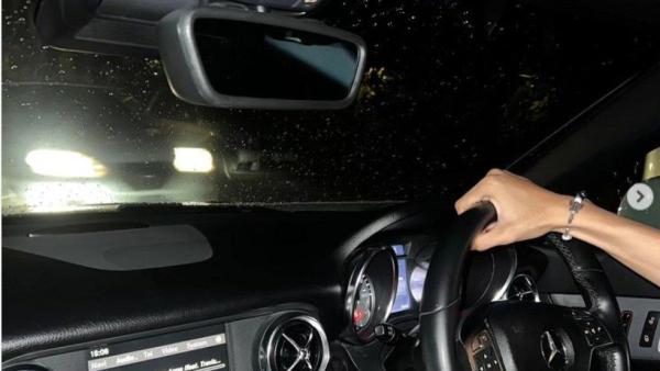 Kiesha nampak langsung menjajal mobil mewah tersebut.