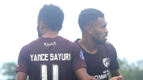 Pemain kembar milik PSM Makassar, Yance Sayuri (kiri) dan Yakob Sayuri (kanan).