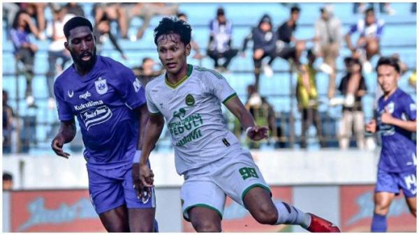 Duel antara Yandi Sofyan dan Boubakary Diarra dalam pertandingan PSIS Semarang vs Persikabo 1973 pada musim Liga 1 2023/2024.