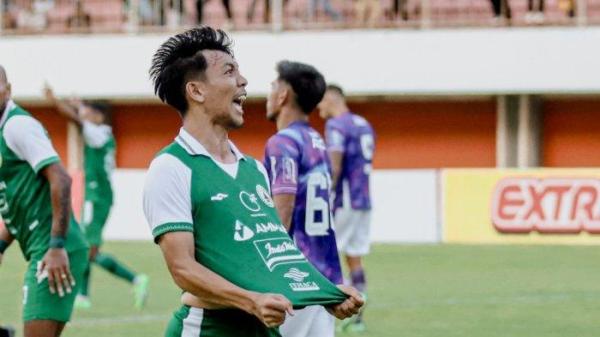 Selebrasi gelandang PSS Sleman, Wahyudi Hamisi setelah mencetak gol ke gawang Persib pada laga uji coba sebagai persiapan Liga 1 2023/2024.