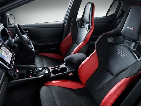 Interior Nissan Leaf Nismo bisa ditambahkan jok Recaro hitam merah.