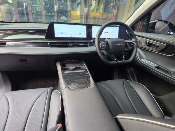 Interior Chery Omoda E5 dengan opsi warna full black