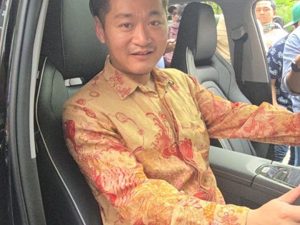 Zheng Shuo, Assistant President of Chery Sales Indonesia. Konsumen sekarang punya dua pilihan warna interior untuk Omoda E5