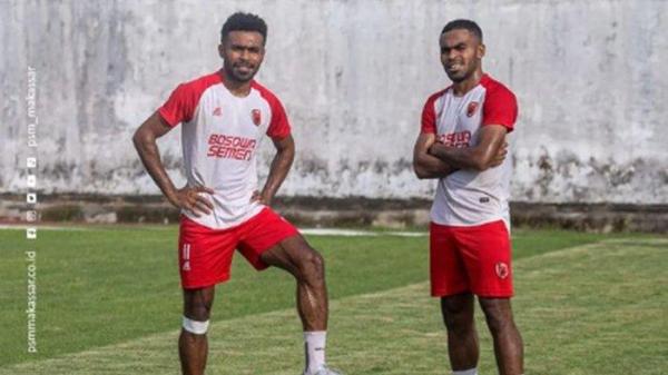 Foto Yance Sayuri dan Yakob Sayuri (kanan) di sela latihan PSM Makassar.Santer beredar rumor, Yakob Sayuri bersama kembarannya yakni Yance Sayuri akan meninggalkan PSM Makassar di bursa transfer Liga 1 mendatang dan gabung ke Malut United.