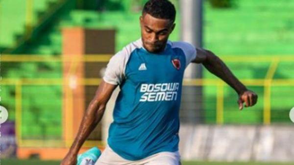 FOTO Yakob Sayuri saat official training PSM Makassar. Santer beredar rumor, Yakob Sayuri bersama kembarannya yakni Yance Sayuri akan meninggalkan PSM Makassar di bursa transfer Liga 1 mendatang dan gabung ke Malut United.