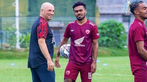 Foto Bernardo Tavares dan Yance Sayuri. Santer beredar rumor, Yakob Sayuri bersama kembarannya yakni Yance Sayuri akan meninggalkan PSM Makassar di bursa transfer Liga 1 mendatang dan gabung ke Malut United.