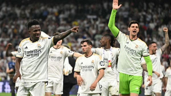 Penyerang Real Madrid asal Brasil Vinicius Junior dan rekan satu timnya merayakan kemenangan mereka setelah pertandingan sepak bola leg kedua semifinal Liga Champions UEFA antara Real Madrid CF dan FC Bayern Munich di stadion Santiago Bernabeu di Madrid pada 8 Mei 2024. (Photo by JAVIER SORIANO / AFP)