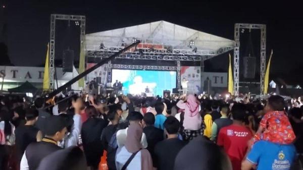Potret Saat Charly Van Houten menghibur ratusan penonton yang didominasi pelajar di even festival band pelajar yang digelar Polresta Cirebon di Stadion Ranggajati, Kecamatan Sumber, Kabupaten Cirebon, Sabtu (1/6/2024).