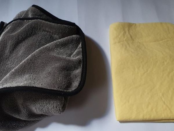 Mana yang lebih baik buat mengelap mobil, chamois atau microfiber?