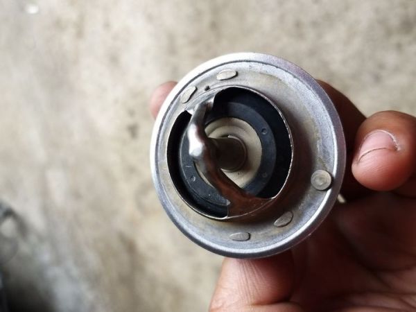 Thermostat sistem pendingin mobil