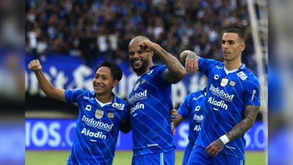Selebrasi David da Silva, Beckham Putra, dan Alberto Rodriguez saat Persib Bandung melawan Persebaya Surabaya.