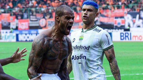 Striker Persib Bandung, David da Silva melakukan selebrasi emosional saat mencetak gol ke gawang Persija Jakarta dalam lanjutan Liga 1 2023 pekan ke-11 di Stadion Patriot Candrabhaga, Bekasi, Sabtu (2/9/2023).