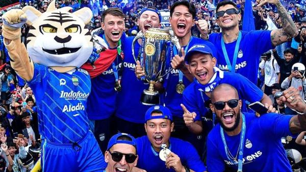 Momen perayaan skuad Persib Bandung saat pawai gelar juara Liga 1 2023/2024, Minggu (2/6/2024).