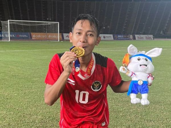 Pemain Persib Bandung, Beckham Putra Nugraha, merayakan keberhasilan timnas U-22 Indonesia meraih medali emas SEA Games 2023.