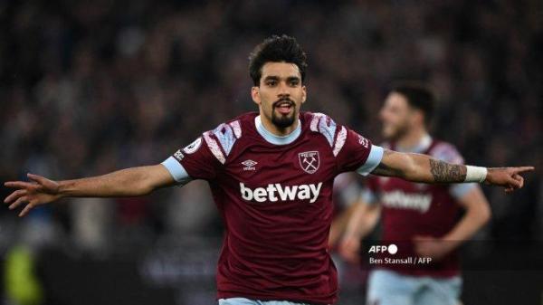 Gelandang West Ham United Brasil Lucas Paqueta merayakan setelah mencetak gol pertama timnya selama pertandingan sepak bola Liga Premier Inggris antara West Ham United dan Liverpool di Stadion London, di London pada 26 April 2023. Ben Stansall / AFP