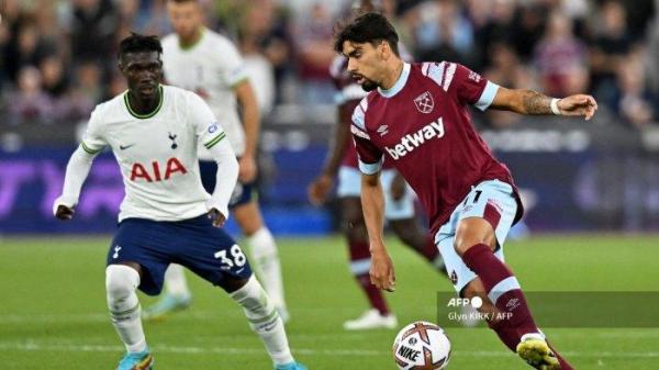 Gelandang West Ham United asal Brasil Lucas Paqueta mengontrol bola saat pertandingan sepak bola Liga Inggris antara West Ham United dan Tottenham Hotspur di Stadion London, di London, pada 31 Agustus 2022.